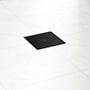 Hansgrohe komplet afløbsskål i matsort, med dimensionerne 150x150 mm og en vandret udløbsretning, monteret på et moderne badeværelsesgulv med hvide marmorfliser.