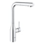 Grohe Essence etgrebsbatteri i krom med en høj, buet tud og udtrækkelig håndbruser på en hvid baggrund.