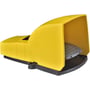Schneider Electric fodpedal i gul med beskyttelsesskærm og låsemekanisme, set fra siden med fokus på dens robuste design.