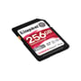Kingston Canvas React Plus SDXC-hukommelseskort på 256 GB set skråt forfra med sort kant og rød etiket.