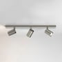 Astro Lighting Ascoli Triple Bar loft-/væglampe i mat krom monteret i loftet med tre kipbare spots, hvoraf ét lyser.