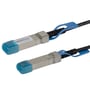 Detaljeret vinkel af SFP28-stikket på et Deltaco 25G DAC-kabel, der viser den metalliske kontakt og den blå udløserarm.