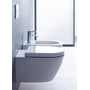 Duravit Darling New væghængt bidet i hvid, vist i et moderne badeværelsesmiljø med en vandhane monteret.