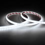 Ansell Lighting E-Cell Eco LED strip med 4000K, 9,6W/meter og IP65-klassificering på en mørk, reflekterende overflade.