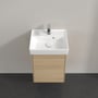 Villeroy & Boch Collaro underskab til håndvask i eg-finish med synlig vandhane og hvid porcelænsvask.