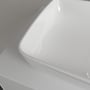 Detalje af den afrundede kant og blanke overflade på den hvide Villeroy & Boch Artis 4172-vask.