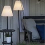 Star Trading Balcony udendørs bordlampe i hvid, placeret på et lille havebord med en hvid potteplante.