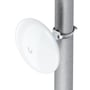 Ubiquiti UniFi Device Bridge Pro monteret på en mast, set skråt forfra med logo og blå indikatorer.