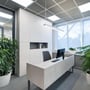 Ledpro LED panel 60x60 cm monteret i et moderne kontorloft med dagslys fra store vinduer.