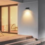 V-TAC Pro LED væglampe monteret på en husmur over en træterrasse, oplyser området med varmt lys.
