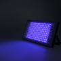 Den tændte UV 395 nm LED-projektør på 45 W står på sit beslag og spreder violet lys ud over underlaget.