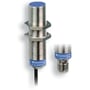 Schneider Electric XS6 M18 induktiv sensor med M12 stik og en separat M12-stikkomponent, fremviser metalhus og blå afdækning.