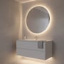 Moderne badeværelse med cirkulært spejl baggrundsbelyst af LEDlife vandtæt slim COB LED strip, samt belysning under et vægmonteret skab.