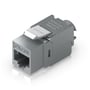 Ubiquiti Keystone-jack til Cat6A set skråt fra kabelsiden med RJ45-åbning og U:COM-mærket udløserarm.