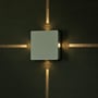 V-TAC LED-væglampe monteret på en mørk væg, hvor lyset stråler ud i fire retninger.