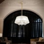 V-TAC E14 LED-kertepære C37 på 4,5 W vises i brug i en hvid lysekrone i en stue.