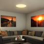 V-TAC 18W LED sensorlampe installeret i et hyggeligt opholdsrum med sofa og kunst på væggen.
