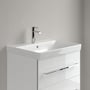 Villeroy & Boch Avento 60 håndvask monteret på et hvidt underskab, set skråt forfra med armatur.