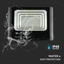 V-TAC LED projektør udsat for vand, der demonstrerer IP65 klassificering for vand- og støvbeskyttelse.