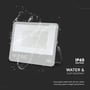 V-TAC 200W LED projektør demonstreret med vand og støv, med IP65 rating og tekst om 'Water & Dust Resistant'.