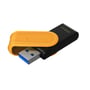 Kingston DT Exodia S USB-lagerenhed set skråt med USB-stikket fritlagt og det gule dæksel drejet til siden.