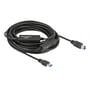 DeLock aktivt USB 3.2 Gen 1 kabel, 10 meter, med fokus på de to signalforstærkere og stik i sort.