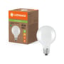 Ledvance LED globe95 mat pære med E27 fatning, ved siden af dens papemballage med produktinformation på dansk.