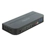 DeLock DisplayPort 1.4 KVM-switch i sort set fra den anden side med betjeningsknapper, lydtilslutninger og to blå USB-porte.