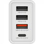 Portene på Verbatim CHR-30EU2 USB-opladeren ses lige forfra: tre USB-A-porte og én USB-C-port.