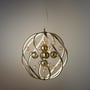 Loftlampe Solar LED med antik messing finish og glaskugler i gyldne og klare nuancer, demonstrerer designet fuldt ud.