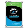 Detaljeret billede af Seagate SkyHawk Surveillance harddiskens label, der viser logo og specifikationer.