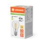 LEDVANCE LED-standardpærens emballage ses skråt forfra med oplysninger om 470 lm, 3000 K og E27-sokkel.