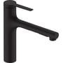Hansgrohe Zesis M33 køkkenarmatur i mat sort messing med en udtræksbruser og et ergonomisk L-formet greb, placeret på hvid baggrund.