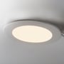 V-TAC LED panel med varmt hvidt lys, monteret i et hvidt loft, der viser panelets runde form og hvide kant.