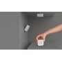 Forskellige monteringsmuligheder for Philips Hue bevægelsessensor, inklusiv væg- og loftmontering, demonstreret i et neutralt rum.