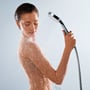 Hansgrohe Croma Select S Vario håndbruser i krom, bruges af en kvinde under bruser med vandstråler.