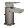 Grohe Eurocube håndvaskarmatur i antracit med børstet overflade og moderne, firkantet design, vist med etgrebsbetjening.