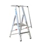 Zarges Safemaster S platformstige i aluminium med 2 trin og et 3-sidet gelænder, vist på hvid baggrund.