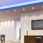 Installation af V-TAC 6W GU10 LED spotlys i et moderne loft med indbygget belysning.