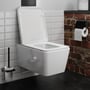 Hansgrohe EluPura Q hængetoilet i blank hvid porcelæn monteret på en væg med hvide fliser og murstensdetaljer.