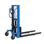 NH Handling skubbestabler SB1016, blå manuel stabel med 1600 mm løftehøjde, vist med gafler i nederste position.