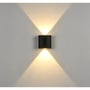LEDlife 2W CURVE sort op/ned-væglampe lyser på en væg med to tydelige kegler af lys.