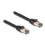 Tæt på et sort Delock RJ45 Cat.6A netværkskabel, der viser detaljer på de afskærmede RJ45-stik med sorte manchetter.