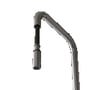 Lavabo Alkymist 788 RS Square køkkenarmatur med udtræksdysen trukket ud under U-tuden, set skråt nedefra.
