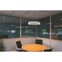 SLV Medo ring 60 LED-pendel hænger tændt over et mødebord i et glasinddelt kontor.