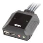 ATEN CS22DP-AT KVM-switch set skråt forfra med USB- og DisplayPort-tilslutninger samt lyserøde og grønne lydstik.