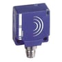 Nærbillede af Schneider Electric XS7 induktiv sensor med M8 stik, viser 26x26x13mm størrelse og PNP NO udgang.