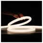 LEDlife D15 CLIP-ON Neon Flex LED strip i hvid, 1 meter, hånd der bøjer den smukt i mørket.