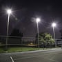 V-TAC LED projektører monteret på master oplyser en tennisbane om natten.