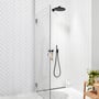Contura Shower svingdør i klart glas med 8mm tykkelse og kromprofil, monteret i moderne badeværelse med hvide fliser.